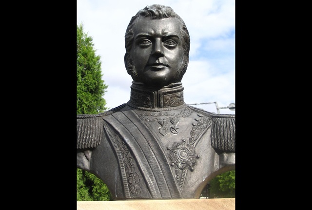 A bronze bust of General Don Bernardo O'Higgins, mounted on a sandstone base.
