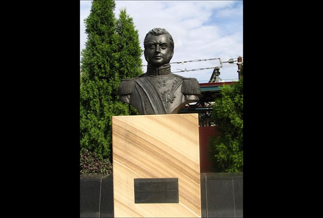 A bronze bust of General Don Bernardo O'Higgins, mounted on a sandstone base.