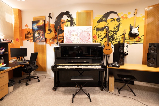 StudioRCC Studio Redfern Community Centre - Hugo St, Redfern (2 May 2023) Redfern Community Centre is a place to create and strengthen social links through cultural and recreational pursuits.