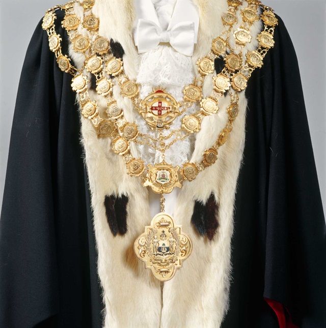 Mayoral robe with gold mayoral chains.