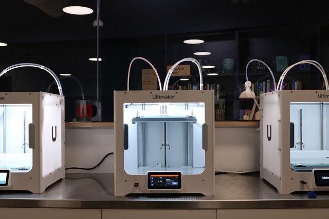 a row of 3D printer on a bench